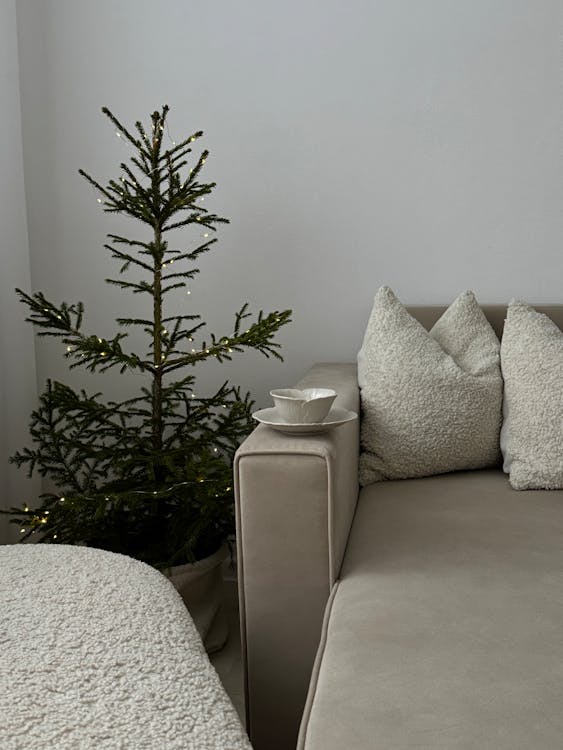 Elegantes Schlafzimmer mit Panoramafenster